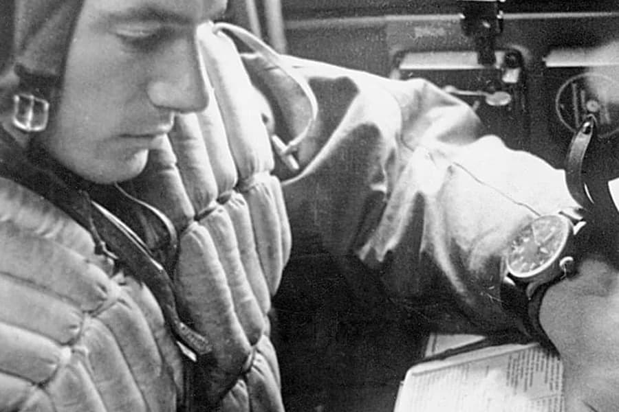 1940年代のLacoパイロットウォッチを腕にしたドイツ空軍パイロット